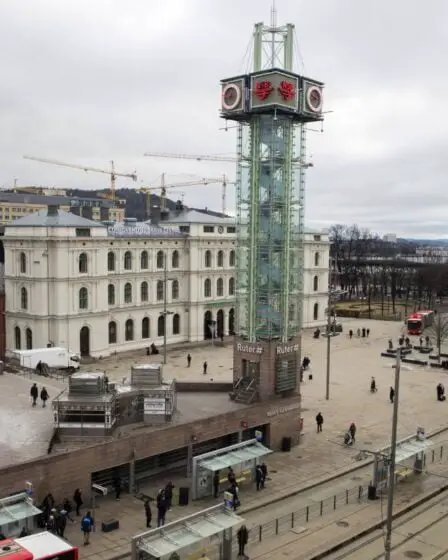 Une personne grimpe au sommet de la tour Ruter à Oslo et se met à crier 26 Une personne grimpe au sommet de la tour Ruter à Oslo et se met à crier - 25