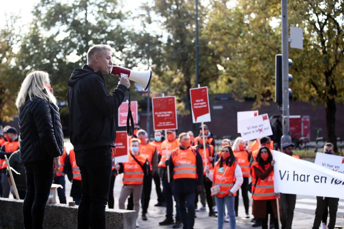 Des agents de sécurité organisent une manifestation de grève devant le siège de la NHO à Oslo 4 Des agents de sécurité organisent une manifestation de grève devant le siège de la NHO à Oslo - 3