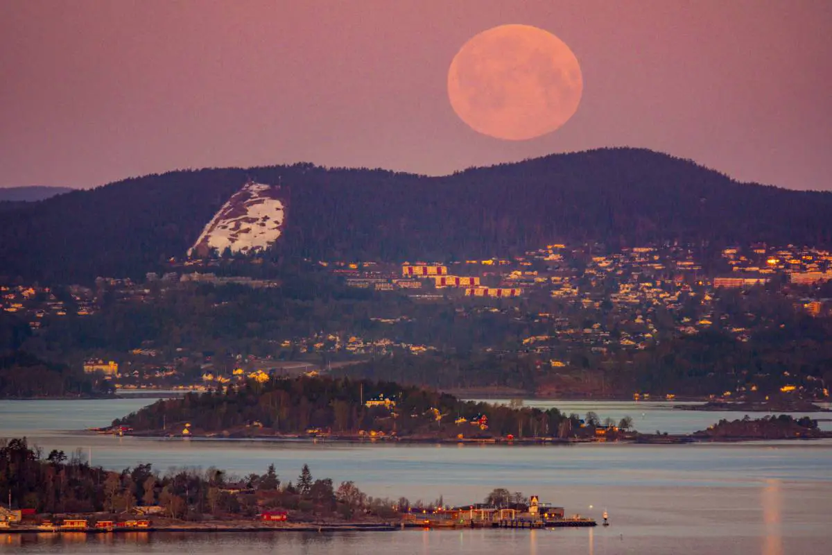 PHOTO : certaines parties de la Norvège ont pu profiter de la super lune dans toute sa splendeur hier soir 8 PHOTO : certaines parties de la Norvège ont pu profiter de la super lune dans toute sa splendeur hier soir - 7