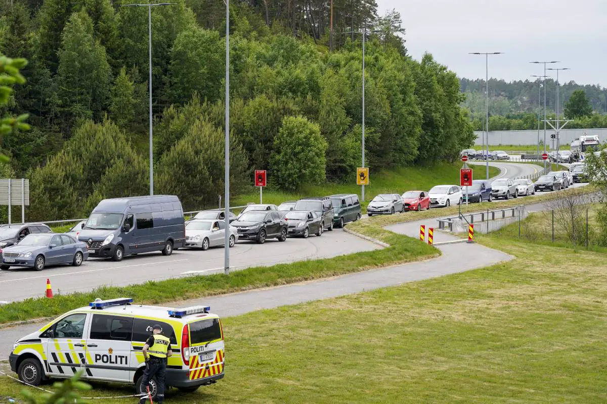 La police norvégienne demande aux voyageurs de traverser la frontière de Svinesund la nuit pour éviter les files d'attente - 3