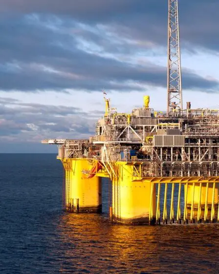 Souhaite utiliser l'énergie terrestre sur trois plates-formes pétrolières 28 Souhaite utiliser l'énergie terrestre sur trois plates-formes pétrolières - 27