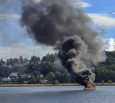 Un homme a sauté dans la mer depuis un bateau en feu à Tønsberg 5 Un homme a sauté dans la mer depuis un bateau en feu à Tønsberg - 4