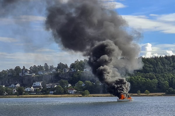 Un homme a sauté dans la mer depuis un bateau en feu à Tønsberg 4 Un homme a sauté dans la mer depuis un bateau en feu à Tønsberg - 3