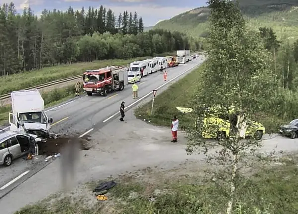 Un homme meurt après une collision frontale à Nordland 4 Un homme meurt après une collision frontale à Nordland - 3