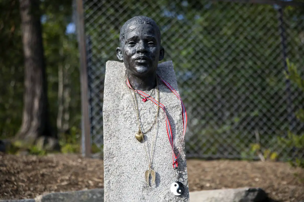 Une décennie s'est écoulée depuis les horribles attentats terroristes du 22 juillet en Norvège. Puissions nous ne jamais oublier 10 La statue de Benjamin Hermansen