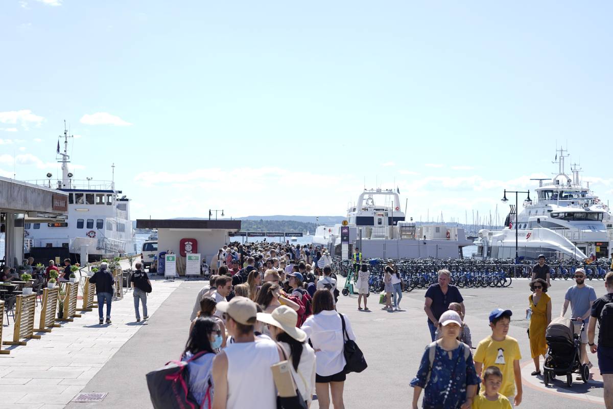PHOTO : Chaos des files d'attente à Oslo : des centaines de personnes attendent de prendre des ferries pour les îles du fjord d'Oslo 10 PHOTO : Chaos des files d'attente à Oslo : des centaines de personnes attendent de prendre des ferries pour les îles du fjord d'Oslo - 9