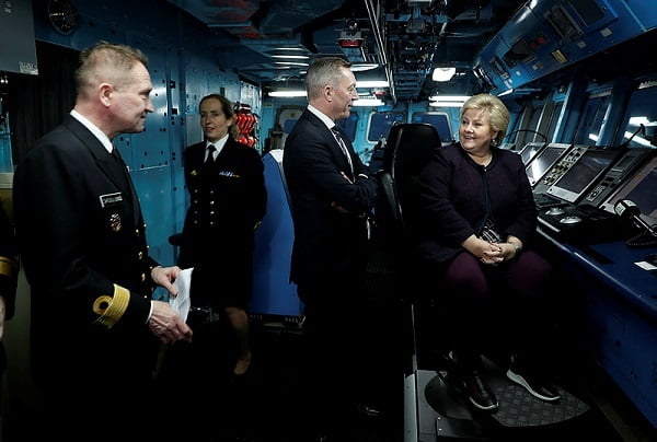 Solberg visite un navire norvégien de l'OTAN 4 Solberg visite un navire norvégien de l'OTAN - 3