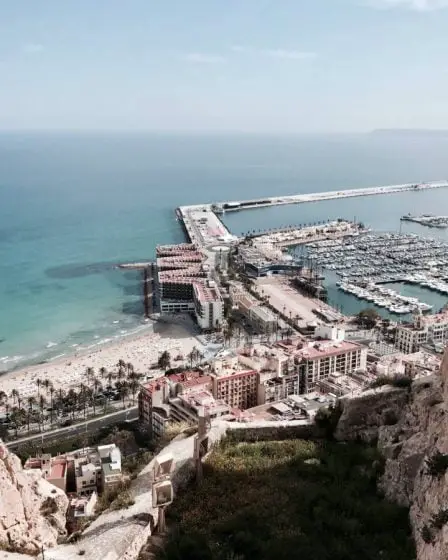 À partir de lundi, des exigences en matière d'hôtels de quarantaine pourraient être introduites pour les voyageurs en provenance d'Espagne et de Crète 23 À partir de lundi, des exigences en matière d'hôtels de quarantaine pourraient être introduites pour les voyageurs en provenance d'Espagne et de Crète - 22