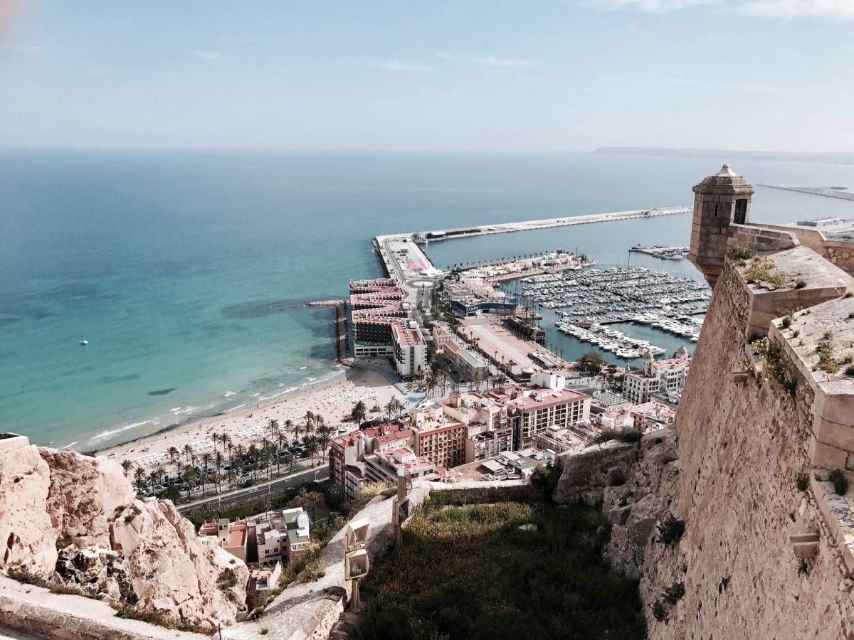 À partir de lundi, des exigences en matière d'hôtels de quarantaine pourraient être introduites pour les voyageurs en provenance d'Espagne et de Crète - 3