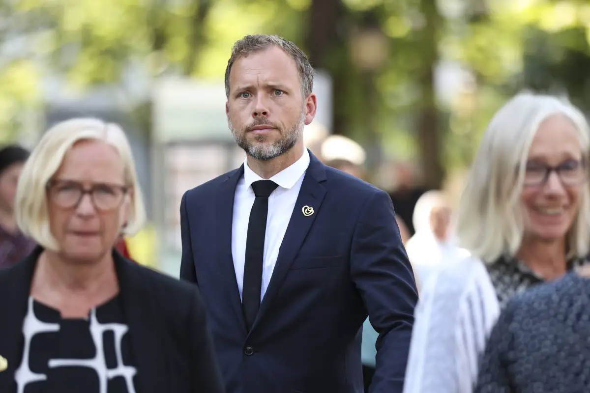 Les politiciens norvégiens réfléchissent aux attentats du 22 juillet via les réseaux sociaux : « Nous combattrons l'idéologie qui engendre le mal » 4 Les politiciens norvégiens réfléchissent aux attentats du 22 juillet via les réseaux sociaux : « Nous combattrons l'idéologie qui engendre le mal » - 3