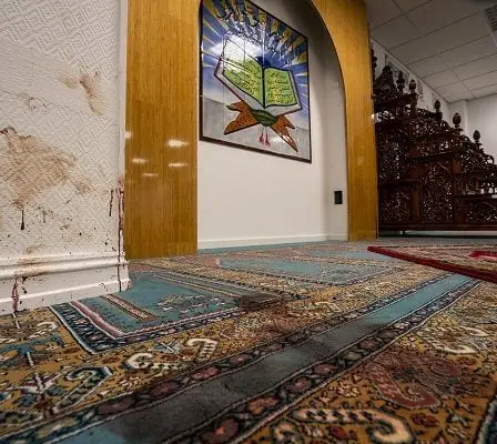 Des impacts de balles dans les murs et du sang sur les tapis de la mosquée Al-Noor - 4