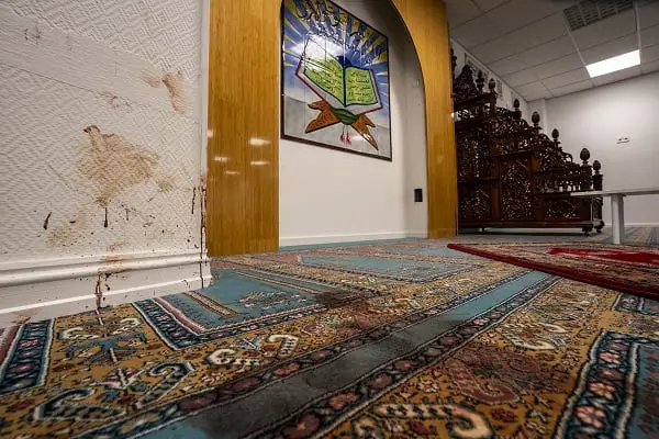 Des impacts de balles dans les murs et du sang sur les tapis de la mosquée Al-Noor 4 Des impacts de balles dans les murs et du sang sur les tapis de la mosquée Al-Noor - 3