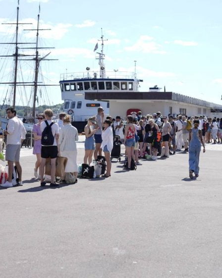 PHOTO : Chaos des files d'attente à Oslo : des centaines de personnes attendent de prendre des ferries pour les îles du fjord d'Oslo - 4