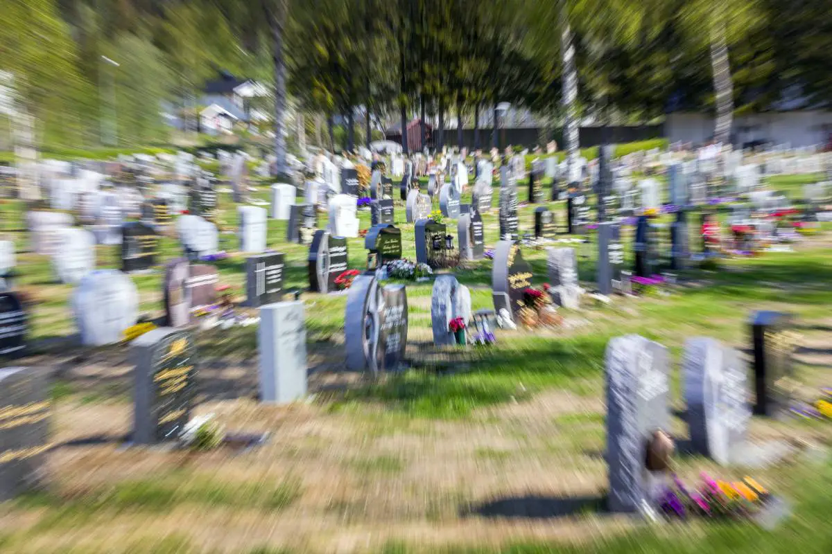 Cimetière de Kragerø visé par des vandales, 13 pierres tombales renversées 4 Cimetière de Kragerø visé par des vandales, 13 pierres tombales renversées - 3
