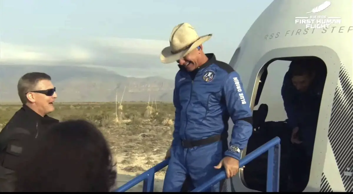 PHOTO : Jeff Bezos d'Amazon visite l'espace dans sa propre capsule spatiale - 3