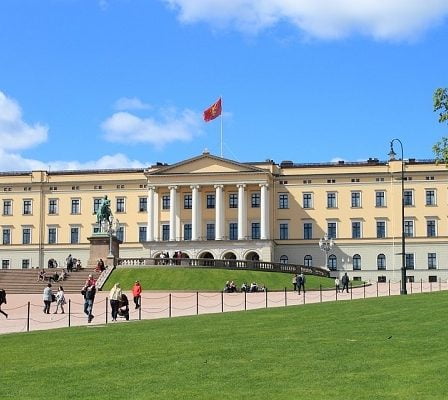 Le Roi envisage des cellules solaires pour le Palais. 23 Le Roi envisage des cellules solaires pour le Palais. - 22