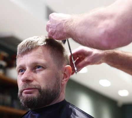 Le ministre de la Santé s'est fait une nouvelle coupe de cheveux chez le coiffeur rouvert - 1