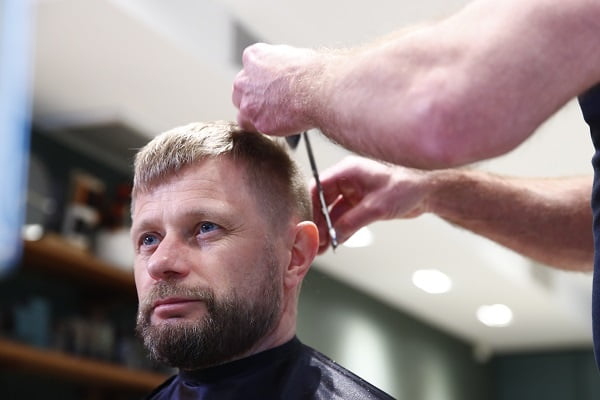 Le ministre de la Santé s'est fait une nouvelle coupe de cheveux chez le coiffeur rouvert - 3