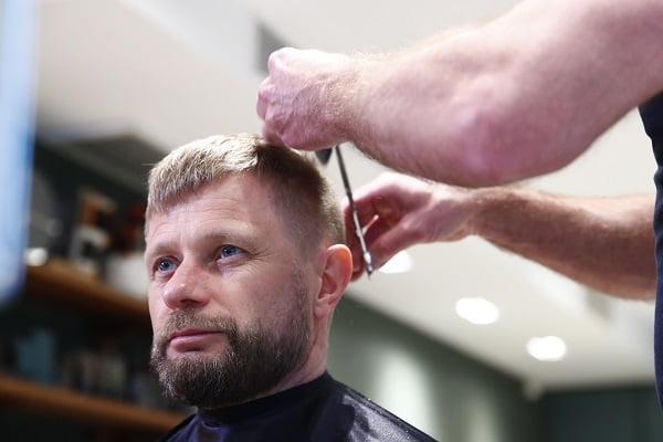 Le ministre de la Santé s'est fait une nouvelle coupe de cheveux chez le coiffeur rouvert 4 Le ministre de la Santé s'est fait une nouvelle coupe de cheveux chez le coiffeur rouvert - 3