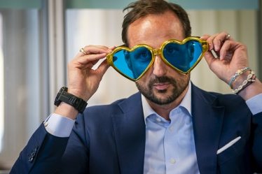 Le prince héritier a ouvert une offre pour les jeunes avec bingo et lunettes d'amour - 16