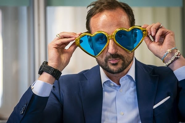 Le prince héritier a ouvert une offre pour les jeunes avec bingo et lunettes d'amour 6 Le prince héritier a ouvert une offre pour les jeunes avec bingo et lunettes d'amour - 5