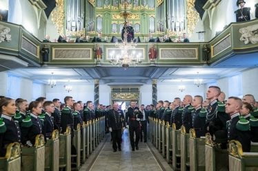 Le roi Harald présent lors de la parade de l'église de la garde - 16