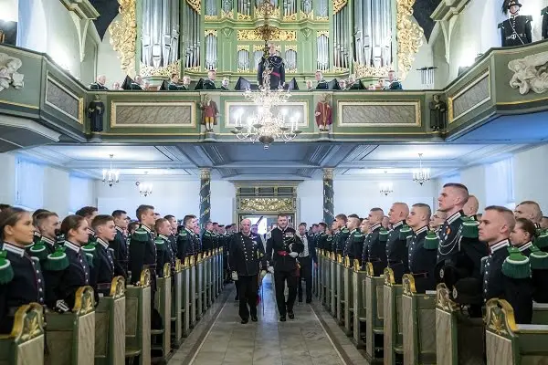 Le roi Harald présent lors de la parade de l'église de la garde - 3