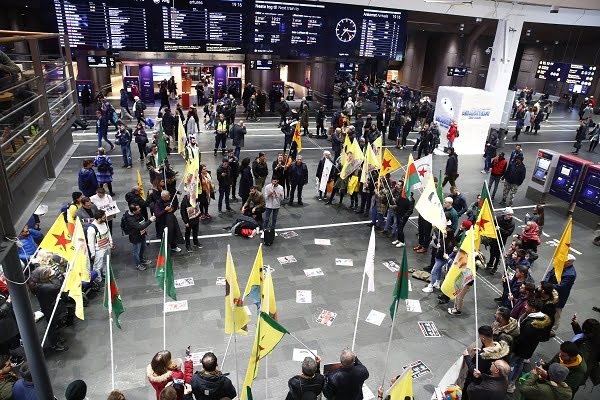 Les Kurdes ont manifesté à la gare centrale d'Oslo 6 Les Kurdes ont manifesté à la gare centrale d'Oslo - 5
