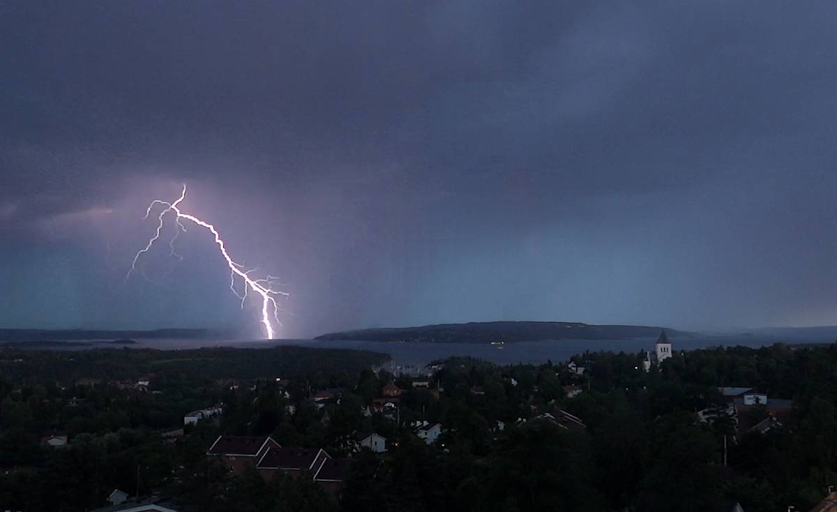 Des sœurs d'Oslo âgées de 18 et 12 ans meurent après avoir été frappées par la foudre à Hareid 4 Des sœurs d'Oslo âgées de 18 et 12 ans meurent après avoir été frappées par la foudre à Hareid - 3