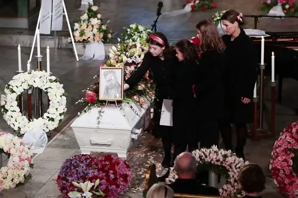 La famille et le public norvégien font leurs adieux à Ari Behn 4 La famille et le public norvégien font leurs adieux à Ari Behn - 3