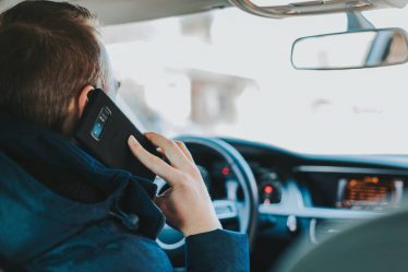 En moyenne, 43 personnes sont condamnées à une amende pour avoir utilisé leur téléphone portable au volant chaque jour en Norvège - 21
