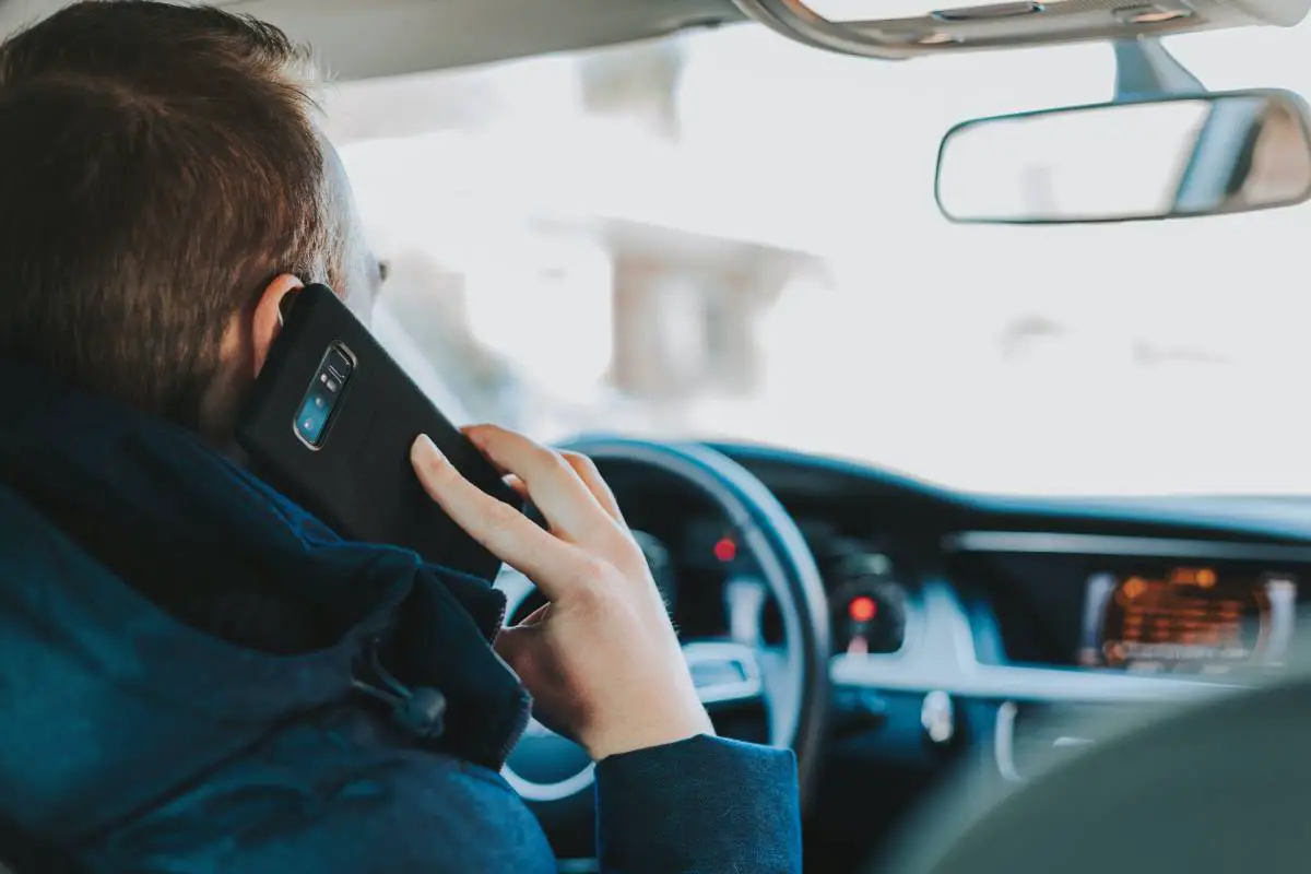 En moyenne, 43 personnes sont condamnées à une amende pour avoir utilisé leur téléphone portable au volant chaque jour en Norvège - 3