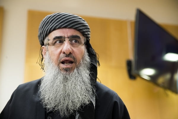 Mulla Krekar est transporté en Italie 4 Mulla Krekar est transporté en Italie - 3