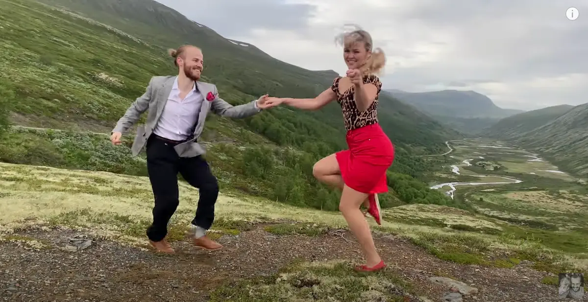 VIDÉOS : des champions du monde de danse offrent un spectacle spectaculaire dans les montagnes norvégiennes 4 VIDÉOS : des champions du monde de danse offrent un spectacle spectaculaire dans les montagnes norvégiennes - 3