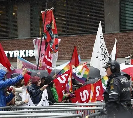Trois manifestants amenés par la police lors d'une manifestation du SIAN à Oslo 2 Trois manifestants amenés par la police lors d'une manifestation du SIAN à Oslo - 1