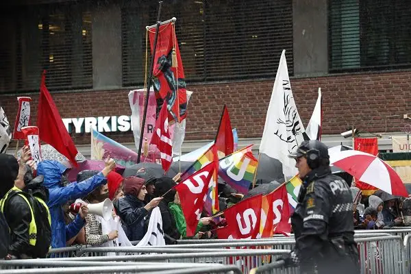 Trois manifestants amenés par la police lors d'une manifestation du SIAN à Oslo 6 Trois manifestants amenés par la police lors d'une manifestation du SIAN à Oslo - 5
