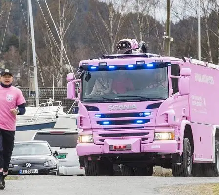Un camion de pompiers rose a collecté plus de 400 000 NOK pour le cancer - 22