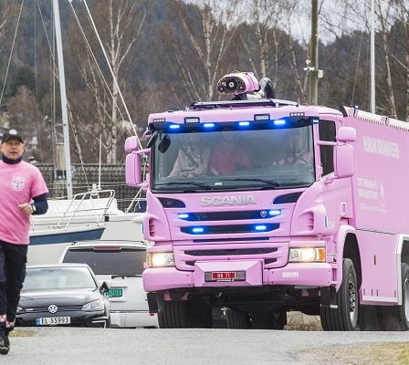 Un camion de pompiers rose a collecté plus de 400 000 NOK pour le cancer 9 Un camion de pompiers rose a collecté plus de 400 000 NOK pour le cancer - 8