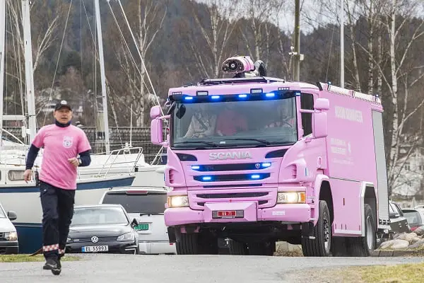 Un camion de pompiers rose a collecté plus de 400 000 NOK pour le cancer 6 Un camion de pompiers rose a collecté plus de 400 000 NOK pour le cancer - 5