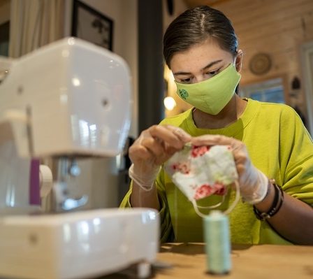 Yuni (16 ans) coud des masques dans sa chambre 26 Yuni (16 ans) coud des masques dans sa chambre - 25