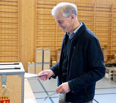 Les chefs de parti ont voté lors du coup d'envoi du premier jour des élections 20 Les chefs de parti ont voté lors du coup d'envoi du premier jour des élections - 19