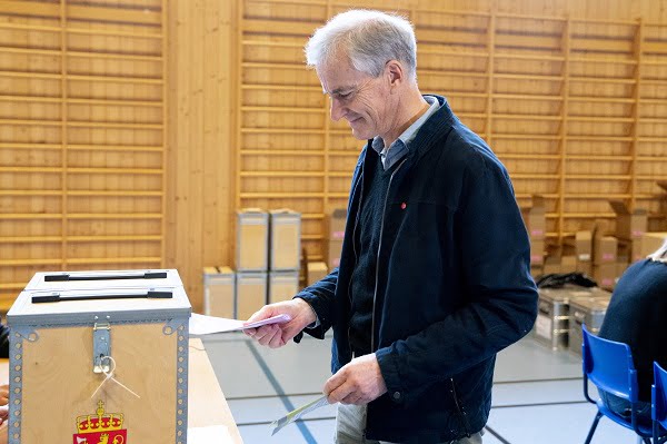 Les chefs de parti ont voté lors du coup d'envoi du premier jour des élections 4 Les chefs de parti ont voté lors du coup d'envoi du premier jour des élections - 3