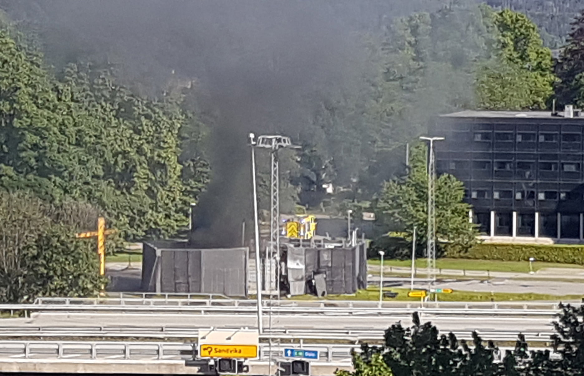 Une station d'hydrogène en feu après une explosion 6 Une station d'hydrogène en feu après une explosion - 5