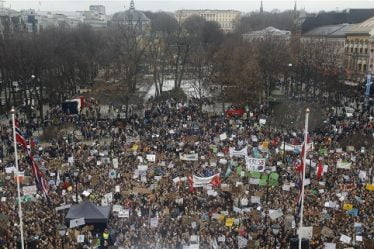 L'organisateur espère que 100 000 rugissent pour le climat devant le Parlement - 20