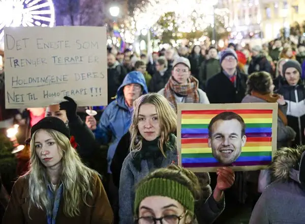 200 personnes manifestent contre l'homothérapie à Oslo 4 200 personnes manifestent contre l'homothérapie à Oslo - 3