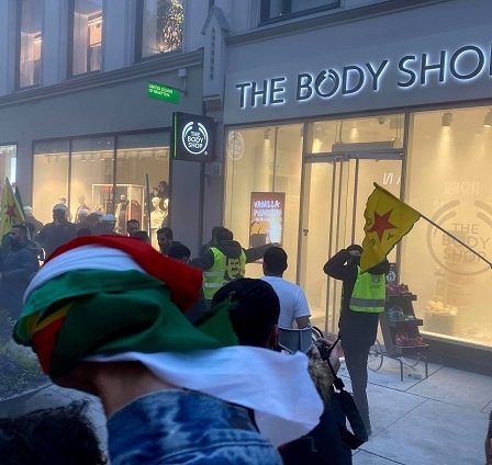 Des manifestants pro et anti-turcs se déchaînent ensemble à Oslo - la police a utilisé des gaz lacrymogènes 30 Des manifestants pro et anti-turcs se déchaînent ensemble à Oslo - la police a utilisé des gaz lacrymogènes - 29