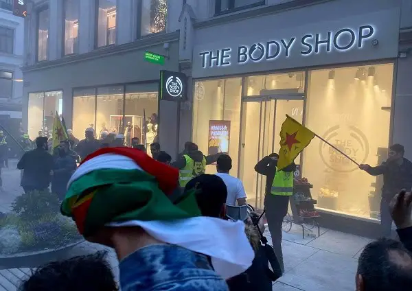 Des manifestants pro et anti-turcs se déchaînent ensemble à Oslo - la police a utilisé des gaz lacrymogènes 4 Des manifestants pro et anti-turcs se déchaînent ensemble à Oslo - la police a utilisé des gaz lacrymogènes - 3