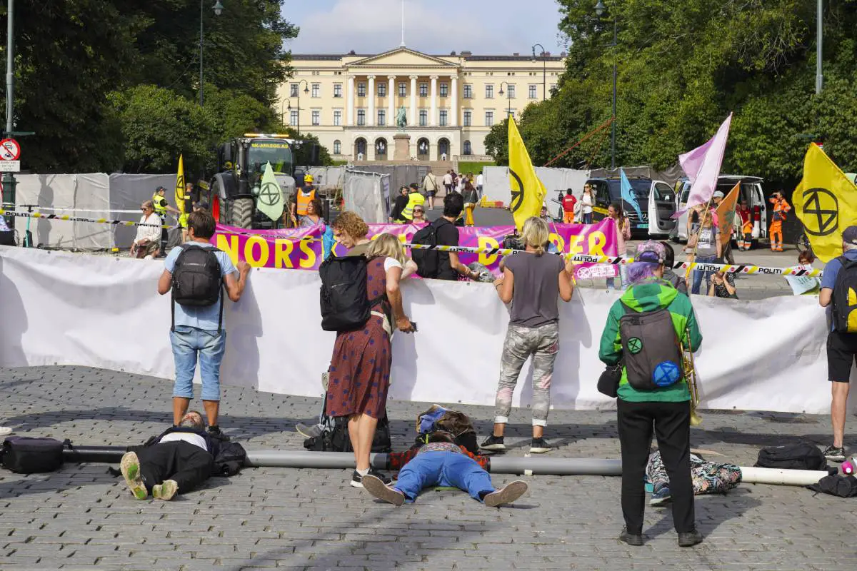 PHOTO : des militants d'Extinction Rebellion bloquent la route au Palais d'Oslo - 9