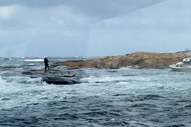 PHOTO : Deux personnes secourues après que leur bateau s'est échoué sur un récif à l'extérieur de Fredrikstad - 23
