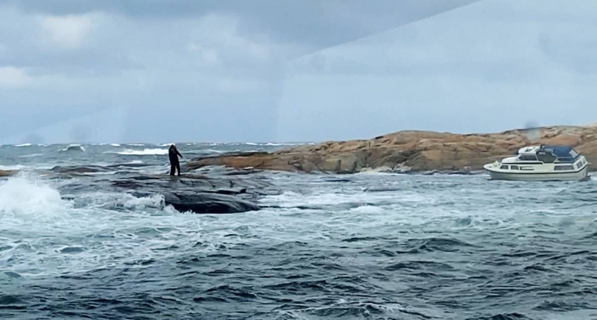 PHOTO : Deux personnes secourues après que leur bateau s'est échoué sur un récif à l'extérieur de Fredrikstad 4 PHOTO : Deux personnes secourues après que leur bateau s'est échoué sur un récif à l'extérieur de Fredrikstad - 3